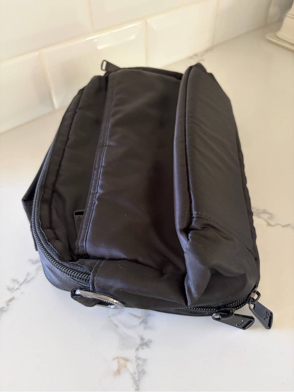 NWOT Lug SCOOP Midnight Black Crossbody Organizer Bag Travel Everyday RFID - Picture 16 of 16